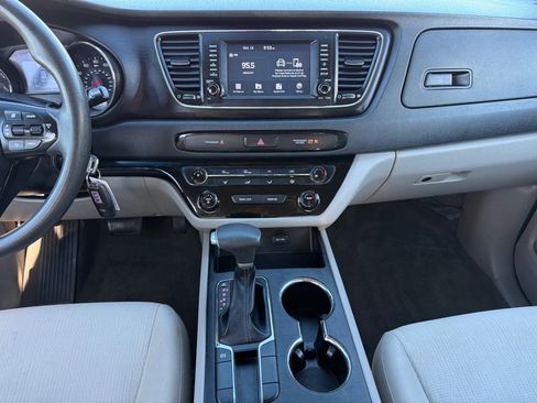 Used 2019 Kia Sedona L image 19