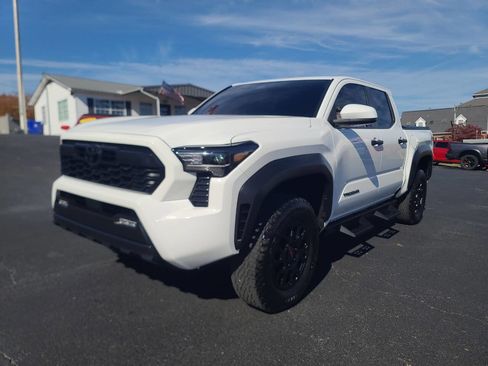 Used 2024 Toyota Tacoma TRD Off-Road image 4