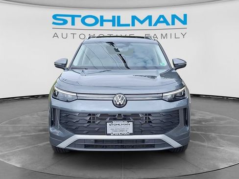 Used 2025 Volkswagen Tiguan SE w/ Panoramic Sunroof Package AWD/4WD image 2