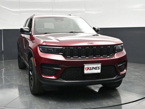 Used 2025 Jeep Grand Cherokee Altitude AWD/4WD image 5