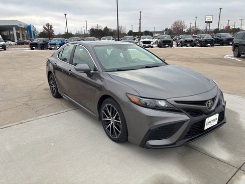 Used 2021 Toyota Camry SE w/ Convenience Package image 8