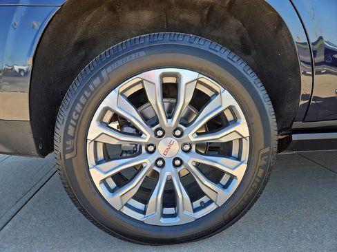 Used 2023 GMC Yukon Denali w/ Advanced Technology Package image 5