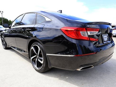 Used 2018 Honda Accord Touring image 4