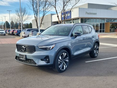 Certified 2023 Volvo XC40 B5 Ultimate w/ Protection Package Premier image 4
