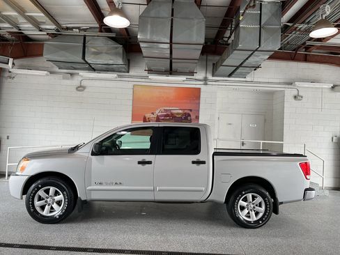 Used 2012 Nissan Titan SV w/ SV Value Truck Pkg RWD image 4