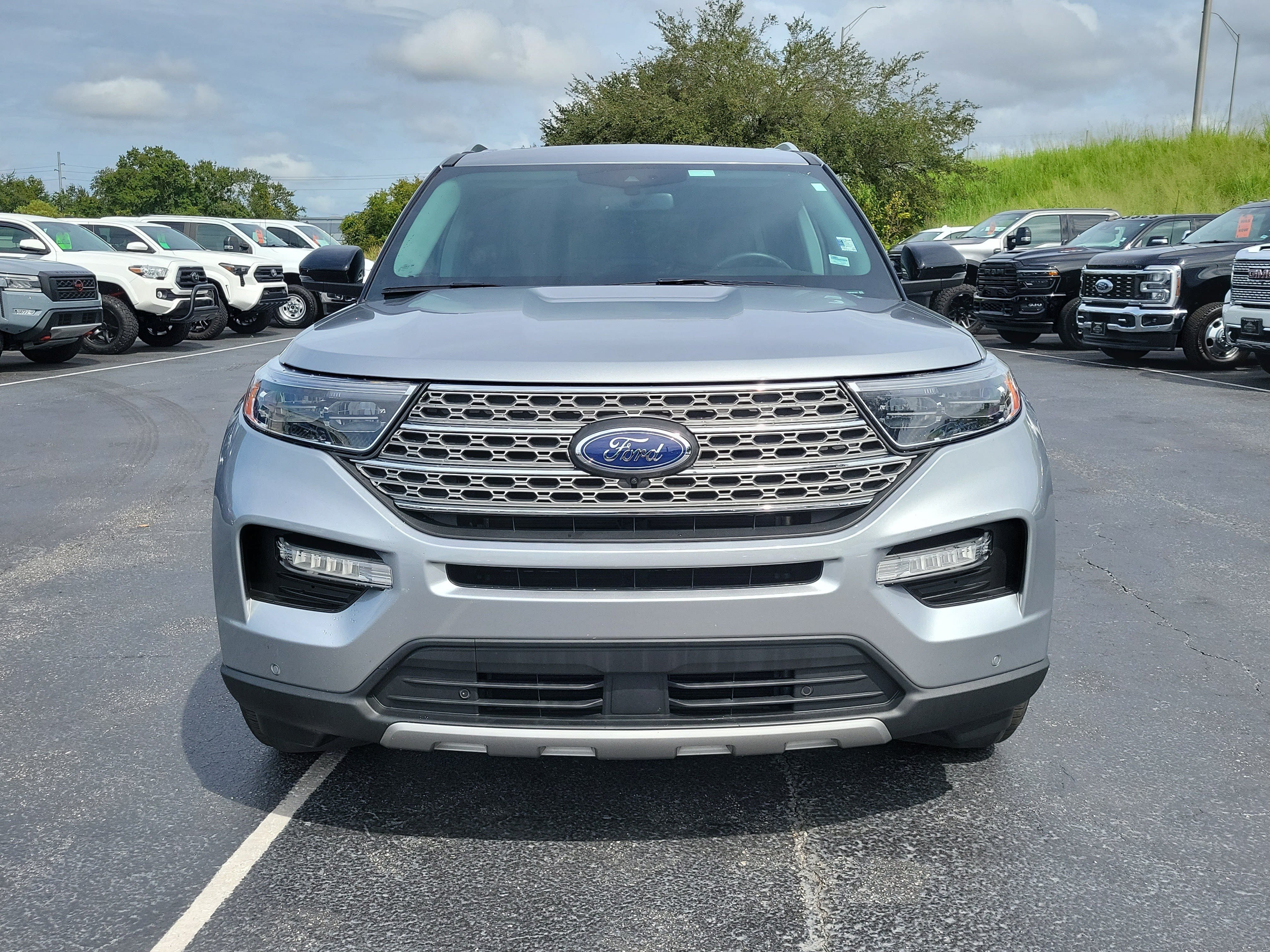 Used 2023 Ford Explorer Limited w/ Equipment Group 301A RWD image 2
