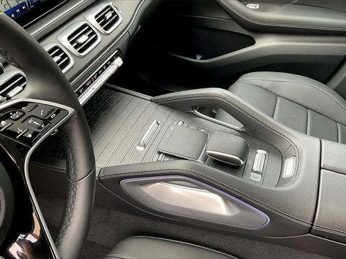 Used 2025 Mercedes-Benz GLS 450 4MATIC image 12