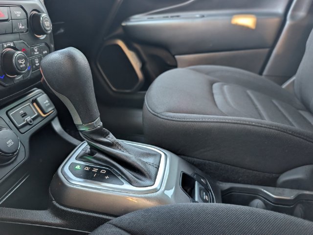 Used 2022 Jeep Renegade Latitude w/ Convenience Group AWD/4WD image 19