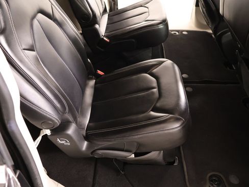 Used 2023 Chrysler Pacifica Touring-L FWD image 14
