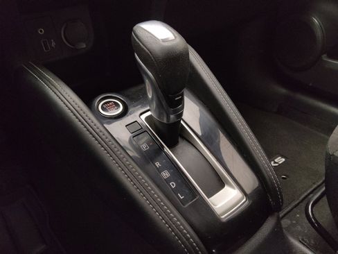 Used 2019 Nissan Kicks SR image 26