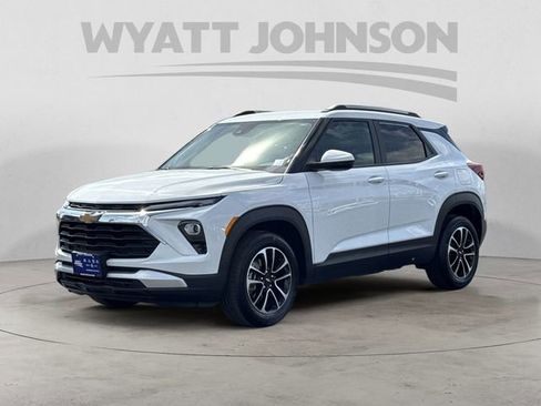 Used 2025 Chevrolet TrailBlazer LT FWD image 1