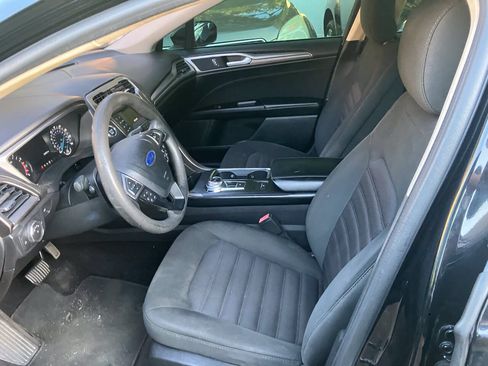 Used 2017 Ford Fusion SE FWD image 4