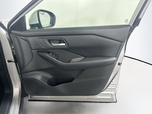 Used 2025 Nissan Rogue SV image 31