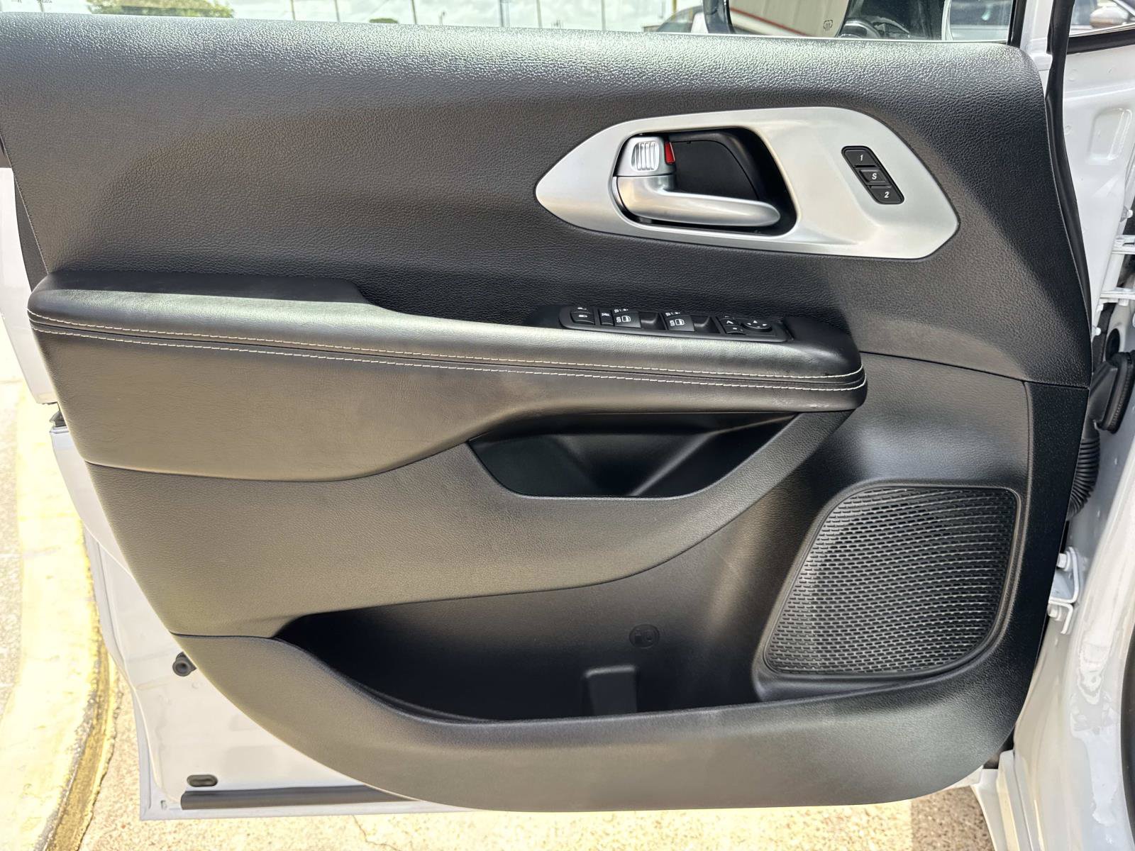 Used 2026 Chrysler Pacifica Limited FWD image 19