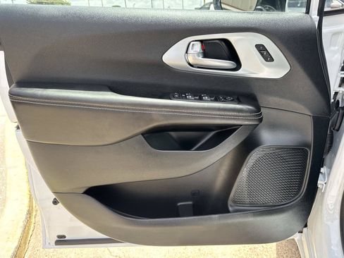 Used 2026 Chrysler Pacifica Limited FWD image 19