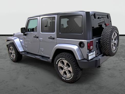 Used 2018 Jeep Wrangler Unlimited Sahara image 2