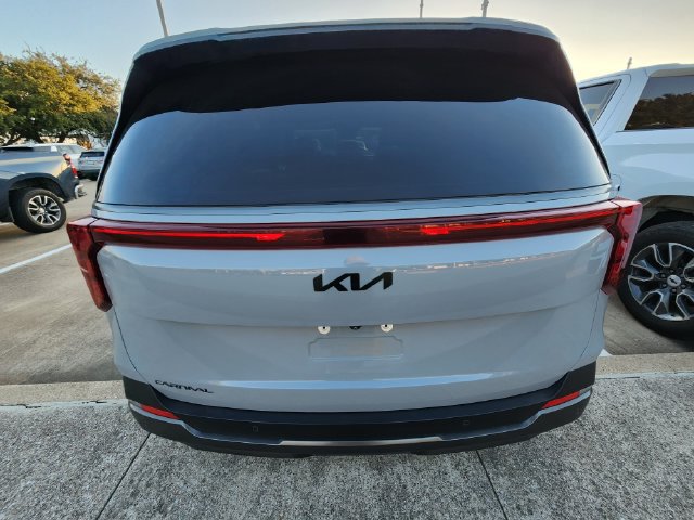 Used 2025 Kia Carnival SX FWD image 5