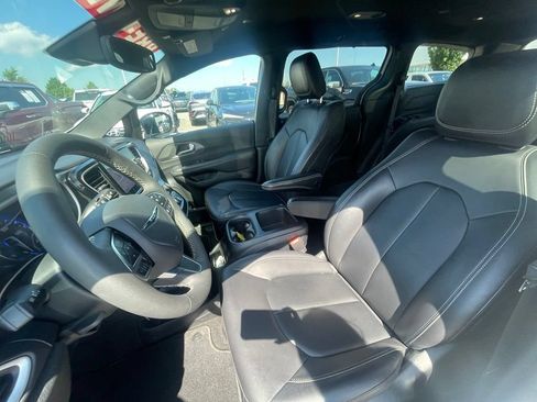Used 2025 Chrysler Pacifica Select FWD image 20