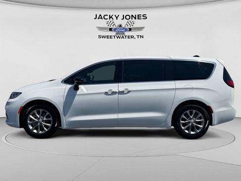 Used 2026 Chrysler Pacifica Limited FWD image 2