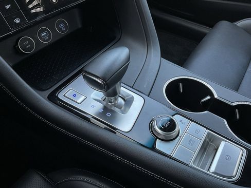 Used 2025 Genesis G70 2.5T image 34