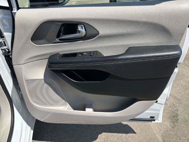 Used 2023 Chrysler Pacifica Touring-L FWD image 19