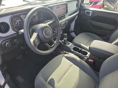 Certified 2025 Jeep Gladiator Sport AWD/4WD image 18