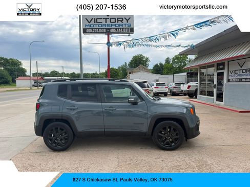 Used 2018 Jeep Renegade Altitude w/ UConnect 8.4 Nav Group FWD image 1