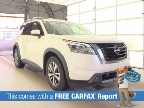 Used 2023 Nissan Pathfinder SL image 2
