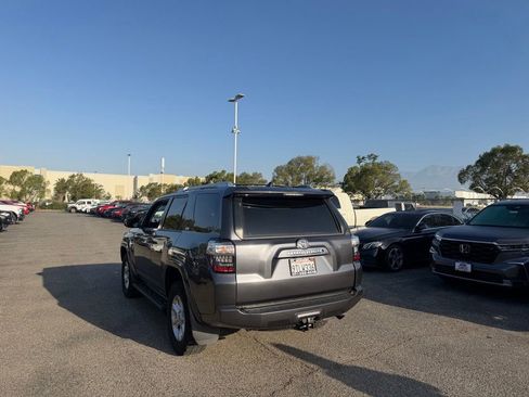 Used 2015 Toyota 4Runner SR5 w/ Four Season Floor Mat Package AWD/4WD image 4