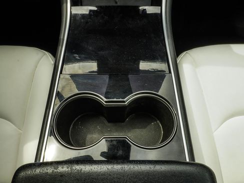 Used 2021 Tesla Model Y Long Range AWD/4WD image 20
