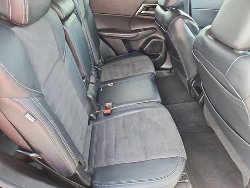 Used 2024 Mitsubishi Outlander SE image 21