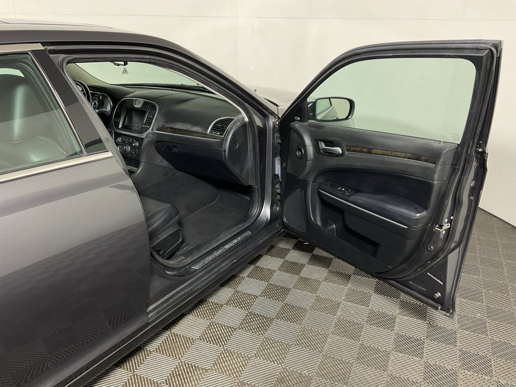 Used 2019 Chrysler 300 Limited AWD/4WD image 36