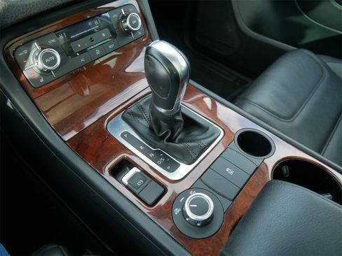 Used 2013 Volkswagen Touareg VR6 image 23