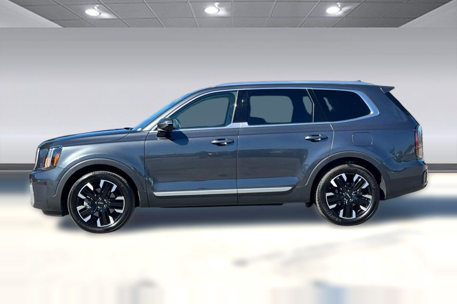 Used 2024 Kia Telluride SX Prestige w/ Towing Package AWD/4WD image 2
