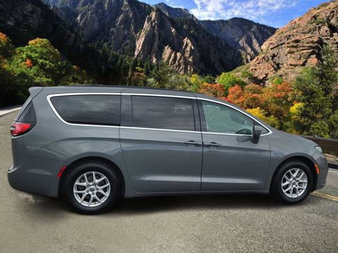 Used 2022 Chrysler Pacifica Touring-L FWD image 2