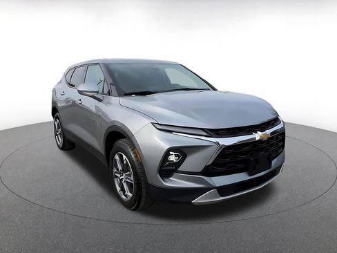 Used 2025 Chevrolet Blazer LT FWD image 3