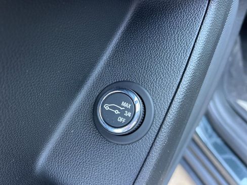 Used 2021 Chevrolet Traverse LT image 28