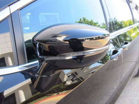 Used 2025 Chrysler Pacifica Select image 17