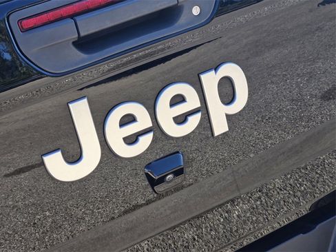 Used 2020 Jeep Gladiator Overland w/ Popular Equipment Package image 10