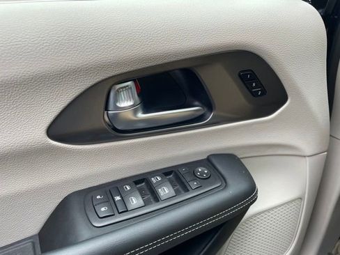 Used 2024 Chrysler Pacifica Limited FWD image 22