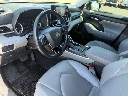 Used 2021 Toyota Highlander XLE AWD/4WD image 13