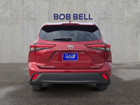 Used 2020 Toyota Highlander XLE AWD/4WD image 4