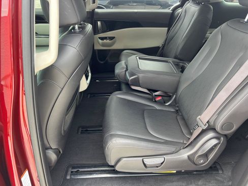 Used 2024 Kia Carnival EX FWD image 21