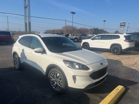 Used 2020 Ford Escape Titanium image 3