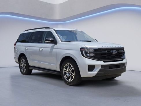 Used 2025 Ford Expedition Active RWD image 2