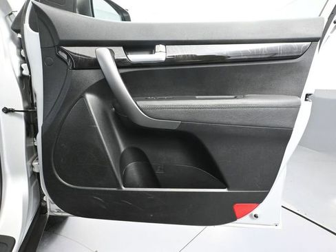 Used 2015 Kia Sorento LX image 40