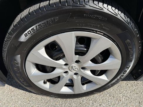 Used 2021 Toyota Corolla LE FWD image 30