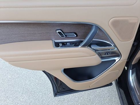 Used 2025 Land Rover Range Rover SE image 15