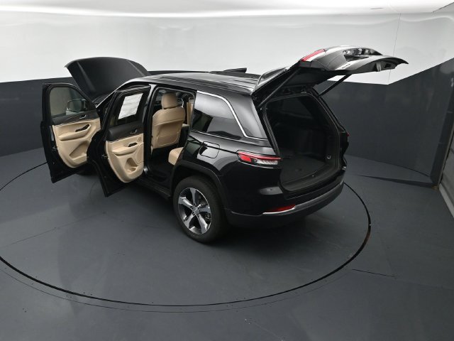 New 2026 Jeep Grand Cherokee Limited w/ Luxury Tech Group II AWD/4WD image 28