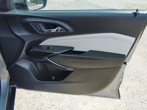 Used 2025 Chevrolet Trax LT FWD image 28